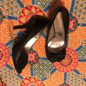 Gianni Bini bow black peep toe heel